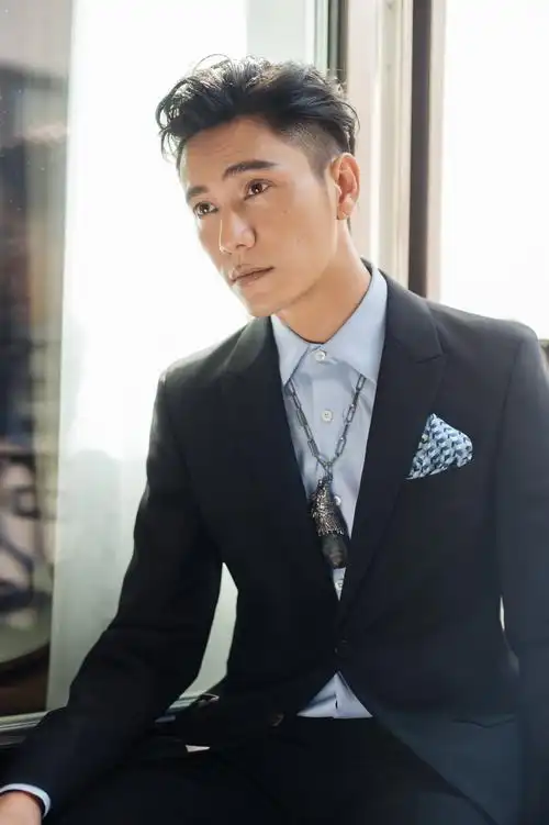 陈坤亮相prada大秀 质感西装彰显国际风范_凤凰网娱乐_凤凰网