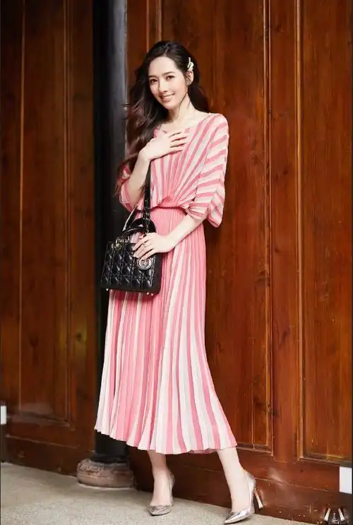 混血儿郭碧婷,长卷发配蓝色亮片裙神似美人鱼,分外迷人