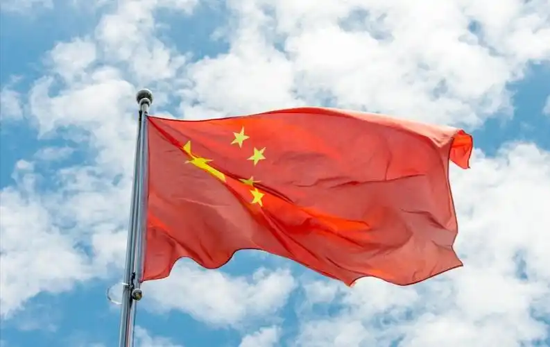 为了培养幼儿从小热爱祖国,尊敬国旗的情感,每周一上午北大京学奎文