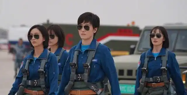 在国庆期间由宋佳饰演的飞行员也是让大家众呼一声帅气.