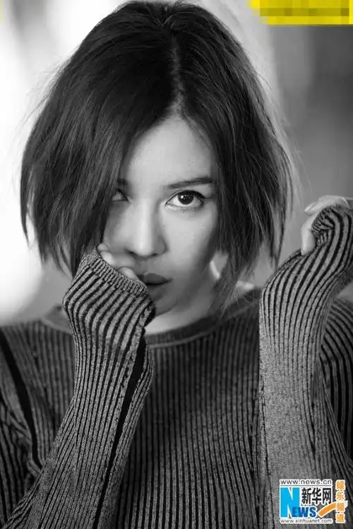 余男钢筋森林"玩街拍" 气场全开hold住各种造型__中国青年网