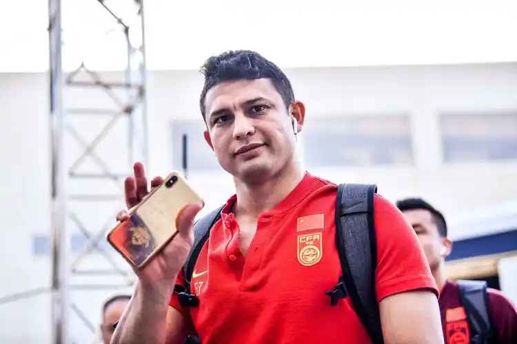 入籍国脚艾克森重返中国男足:希望进更多的球,帮国足大胜_运动家_澎湃