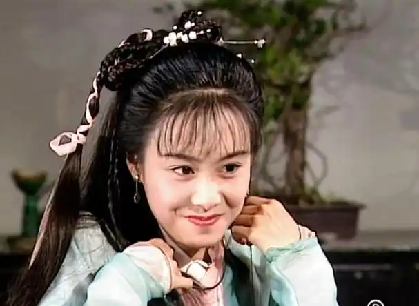 同是扮演黄蓉,有人古灵精怪,有人颜值巅峰,有人靠大胸博眼球?