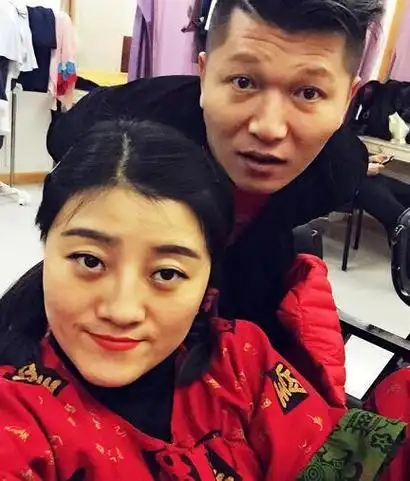 情感生活葛珊珊和历小峰丈夫是二人转演员历小峰.