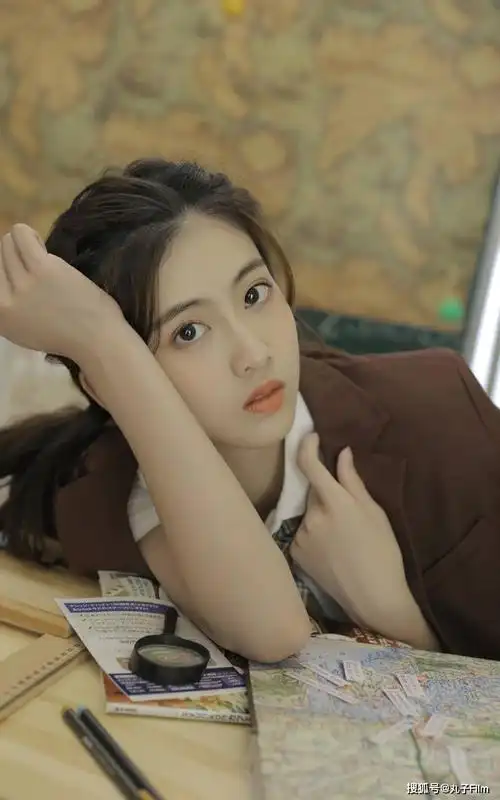 性感美女时尚写真:校园女神学生制服俏皮可爱,甜美迷人!