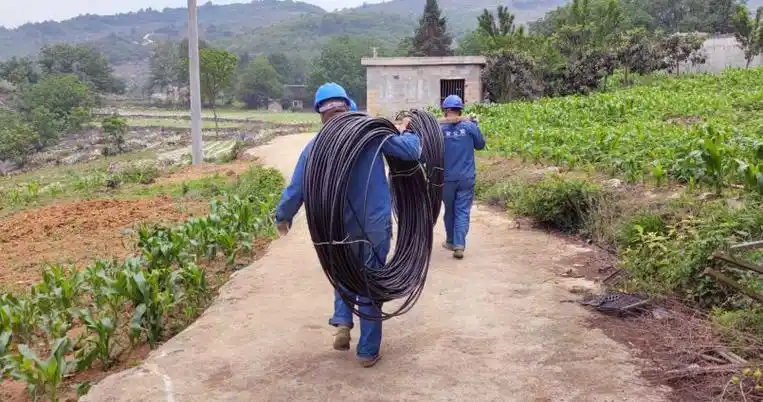 工人正在搬运电缆