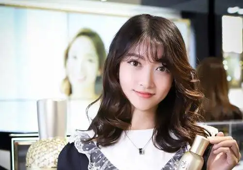 圆脸女生偏分外卷中长发发型30岁圆脸女生的额头很好看,但是喜欢温婉