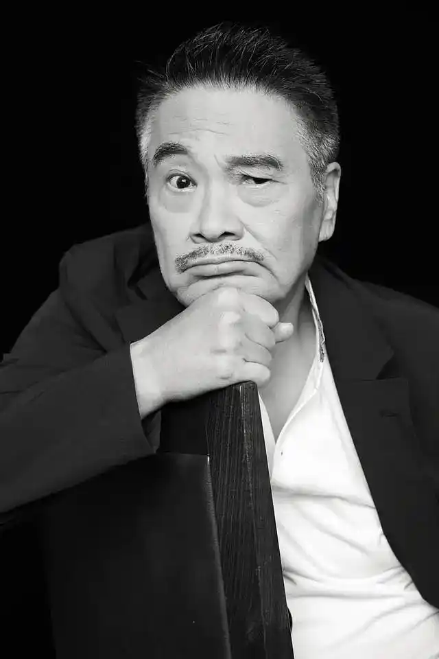 目前吴孟达的豆瓣影人页面也已变成黑白色.