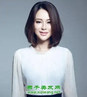 深栗色的气质流行斜刘海的齐肩短发发型,修饰脸型的同时凸显出精致