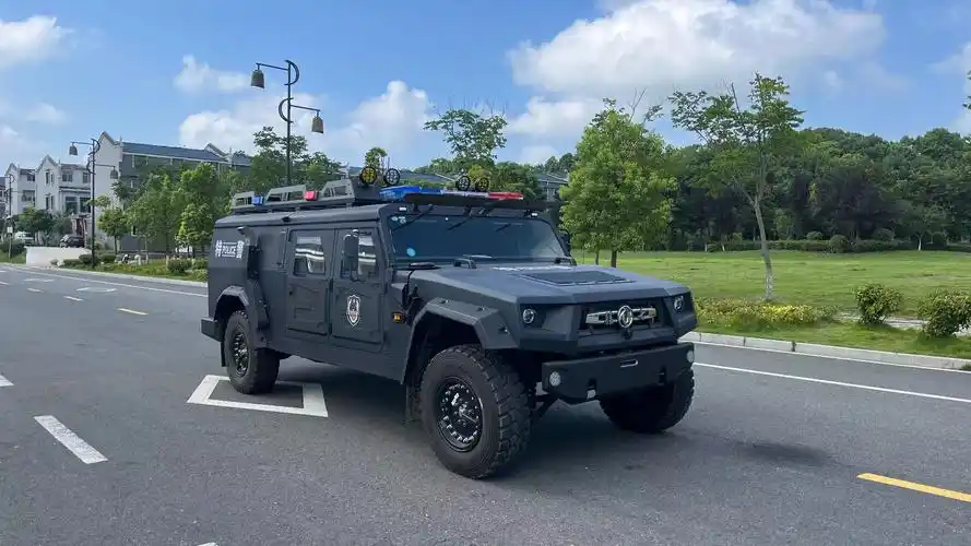 猛士防弹车4人版