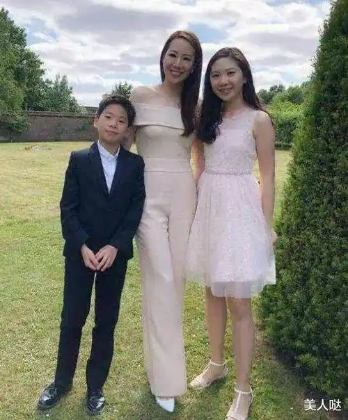 甄子丹真是艳福不浅181身高的老婆真美穿吊带裙美成红毯焦点