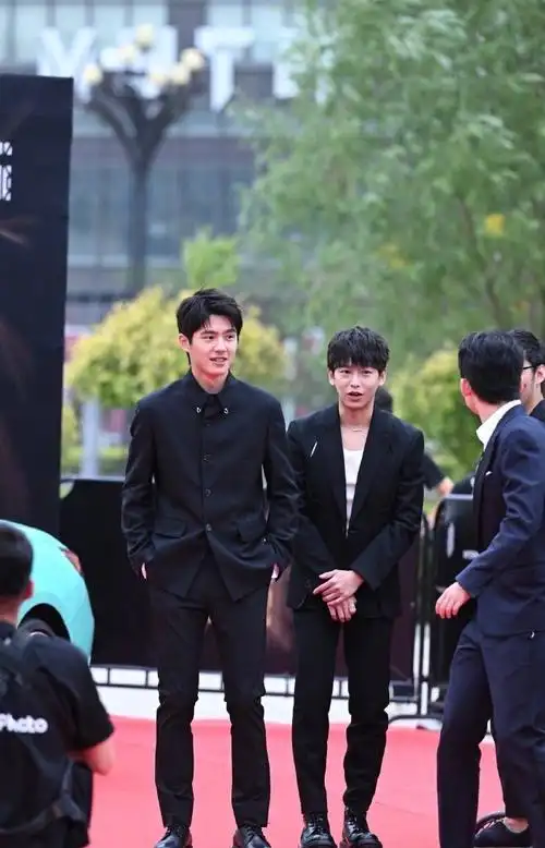 彭昱畅晒与刘昊然合照##彭昱畅刘昊然街头合照