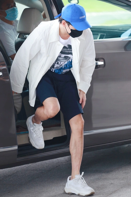 杨洋为证明自己腿长把t恤塞进裤子里三七分身材比例绝了