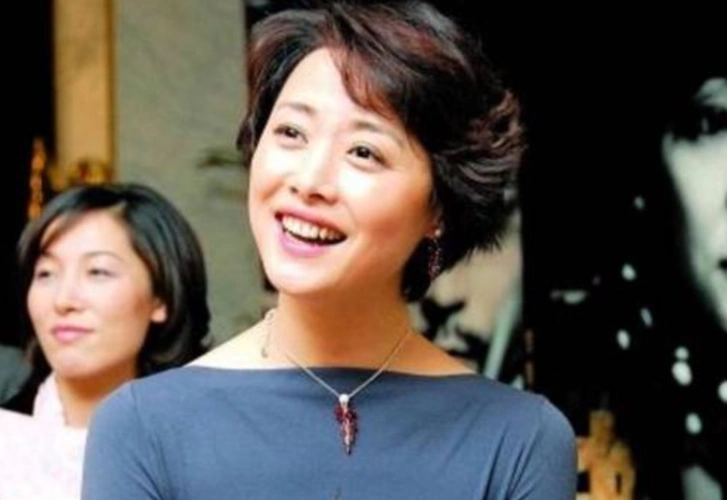 她是张黎的第五个老婆两嫁知名导演后竟然成为张若昀的后妈