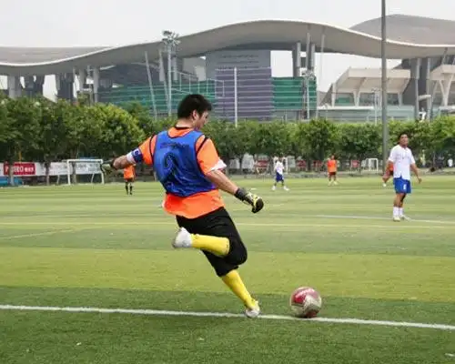 图文草根足球联赛广州赛区第二轮门将大脚开球