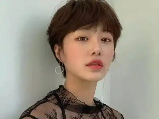 清爽减龄的夏季短发,好看减龄又时髦,特别显脸小