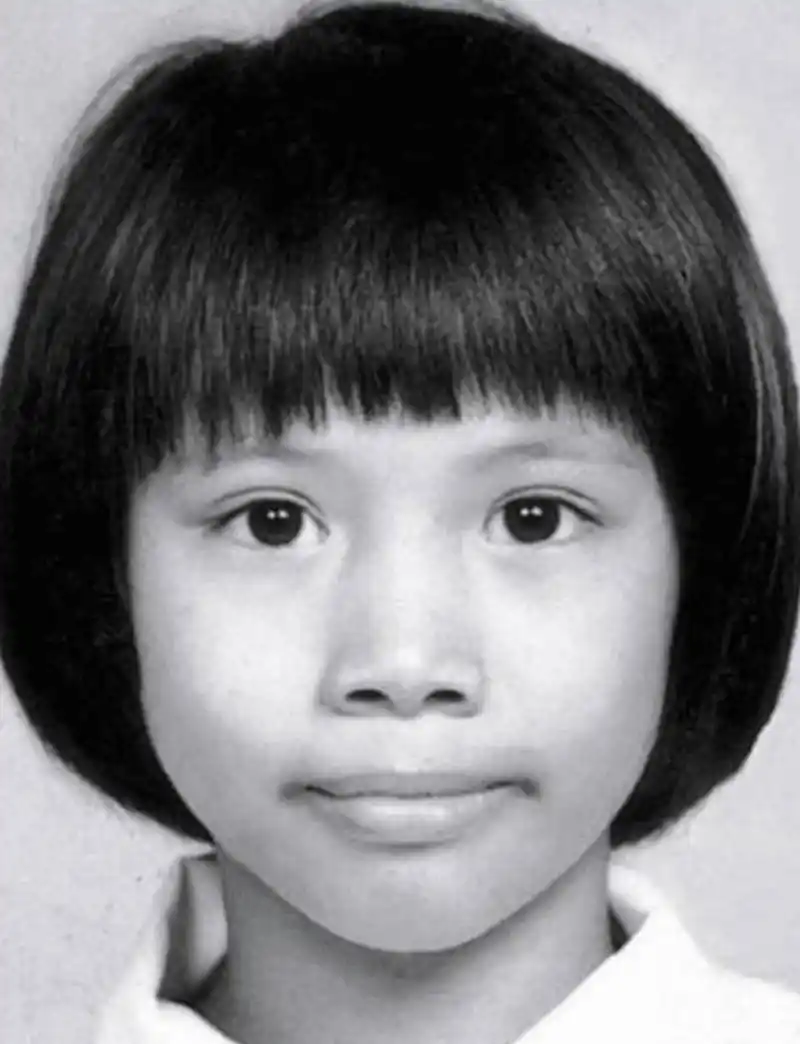 看了袁咏仪小时候的照片,才知道她的双眼皮的纯天然的!