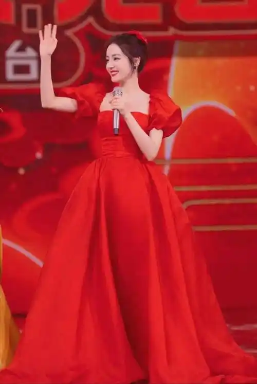 迪丽热巴身穿我们红礼服,惊艳所有人_树叶_叶子_孩子