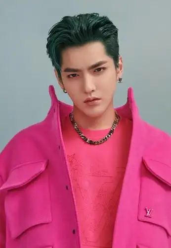 吴亦凡粉色系套装注定要夺你眼球!