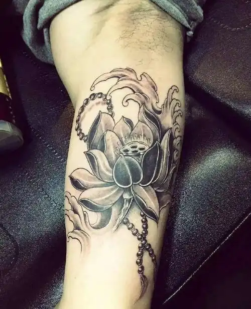 个性又美丽的黑白莲花纹身图片