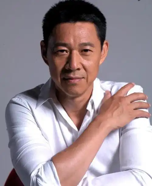 张丰毅:再婚娶小12岁舞蹈老师,28年不生孩子,把老婆当女儿宠