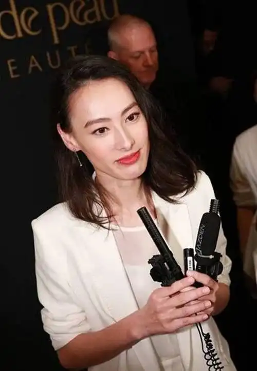 梁洛施正式复出演艺界,为李嘉诚生下3个孙子,始终没嫁进豪门!