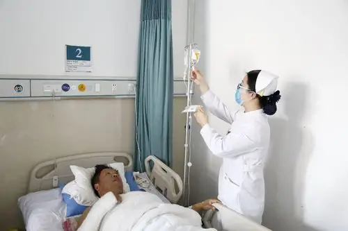 骨一科护士认真核对患者药品信息