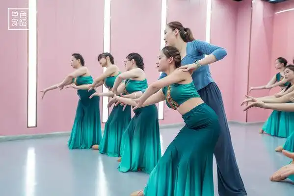 傣族舞勾踢步动作要领-单色舞蹈官网