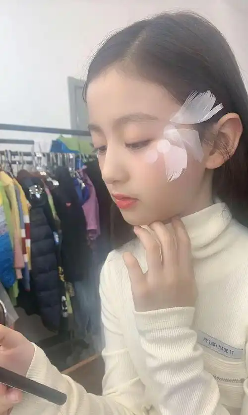 最美童星裴佳欣才11岁就美得窒息都可以做中国娃娃形象大使了