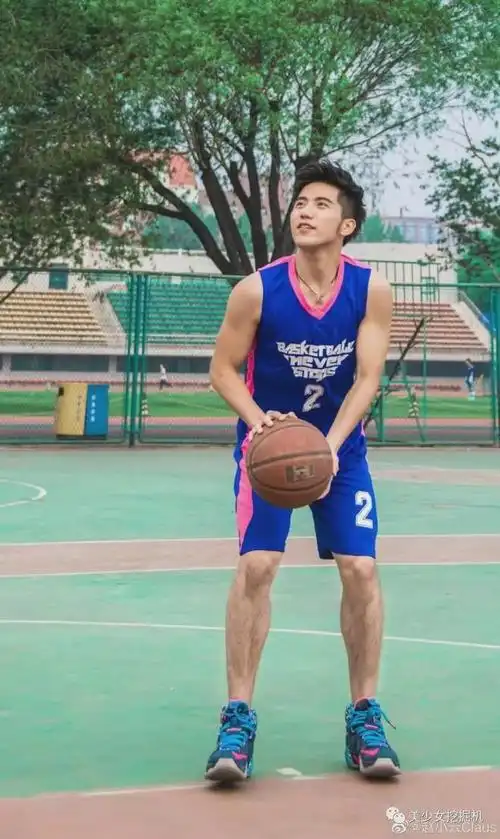 男三赵嘉祺(claus),爱健身,爱解围,暖场小达人一枚,长相硬件都在线,就