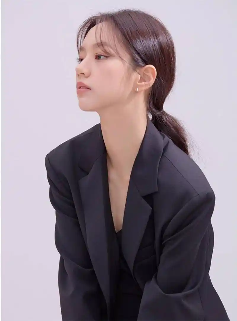 德善李惠利走成熟路线白衣性感黑裙优雅这才是26岁的样子