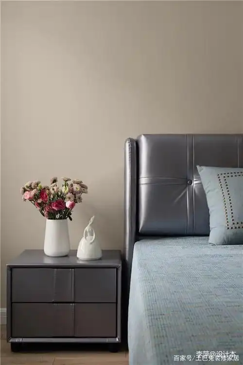 搭配的精美,一样可以营造出温馨的氛围,以灰绿为主要颜色呼应豆沙粉