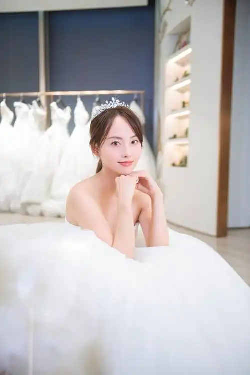 张嘉倪与老公买超同行试婚纱亲密搂腰牵手对视甜到炸裂