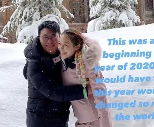 徐子淇夫妇出游她粉衣配蝎子辫像女团大雪天相拥老公笑成憨憨