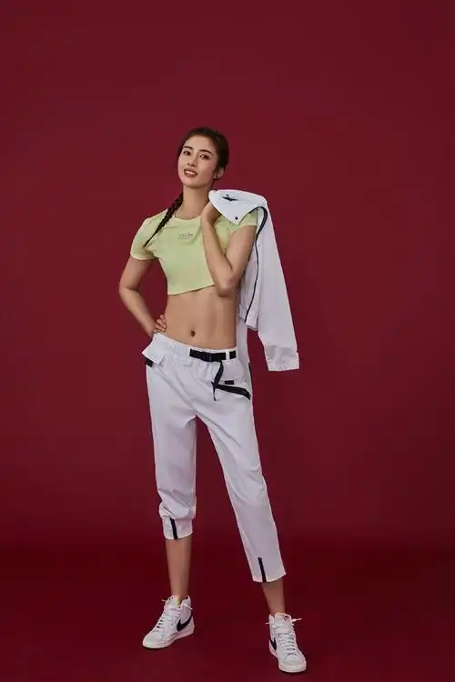 美女国门赵丽娜运动美照冰肌玉肤腹肌吸晴组图