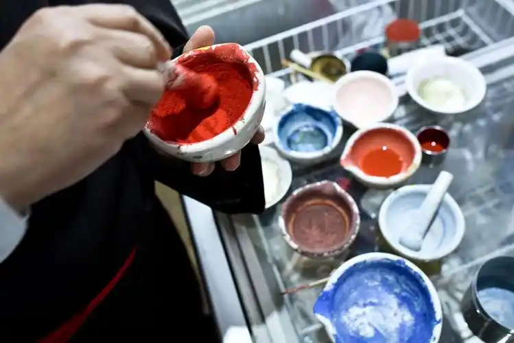 桑杰本在画室研磨颜料.新华社记者 吴刚 摄