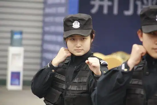 成都女子特警队惊艳亮相市民连呼太拉风