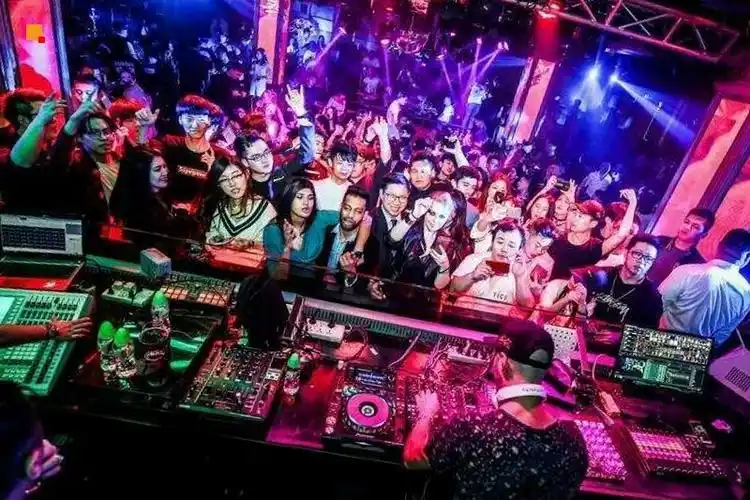 1寻找潮流前沿的社会人营造最舒适青年人社交圈来