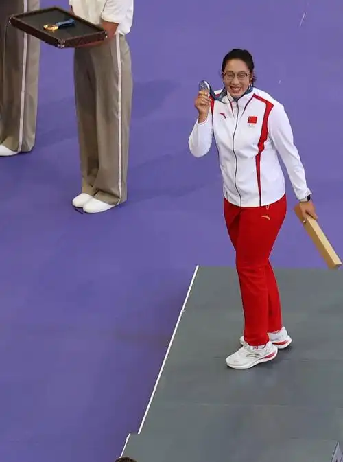 新华社照片,巴黎,2024年8月6日8月6日,亚军中国选手冯彬在颁奖仪式上.