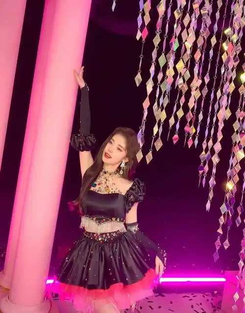 鞠婧祎新歌上线,舞台照流出,穿黑粉露腰小短裙甜美灵动 妩媚撩人_粉红