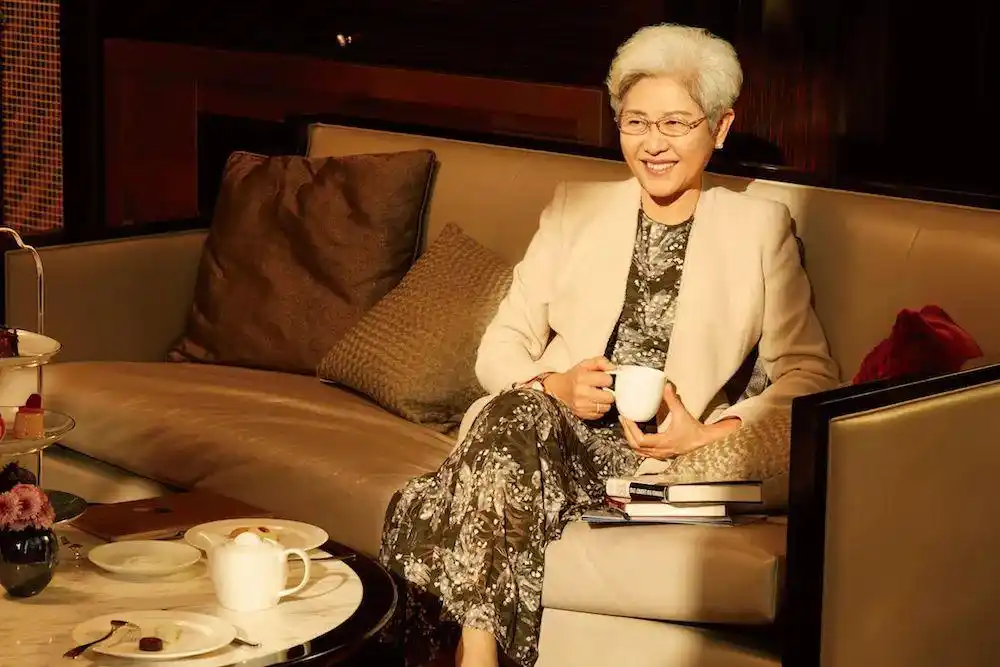 图片来自《大使衣橱》我在上海见到傅莹时,她穿着件黑底波点印花的