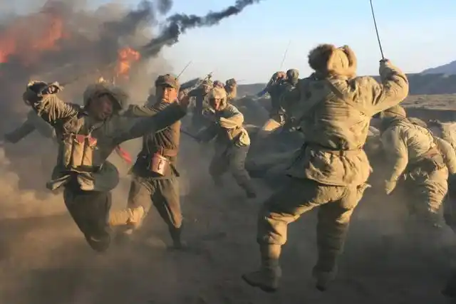 三,红军一手提刀,一手向前摸"圆巴巴"