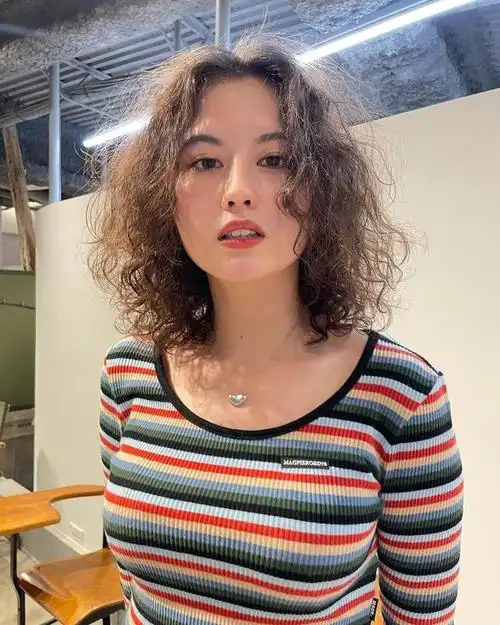 保持卫生:定期清洗卷发棒或卷发器,避免积聚过多的产品残留物.