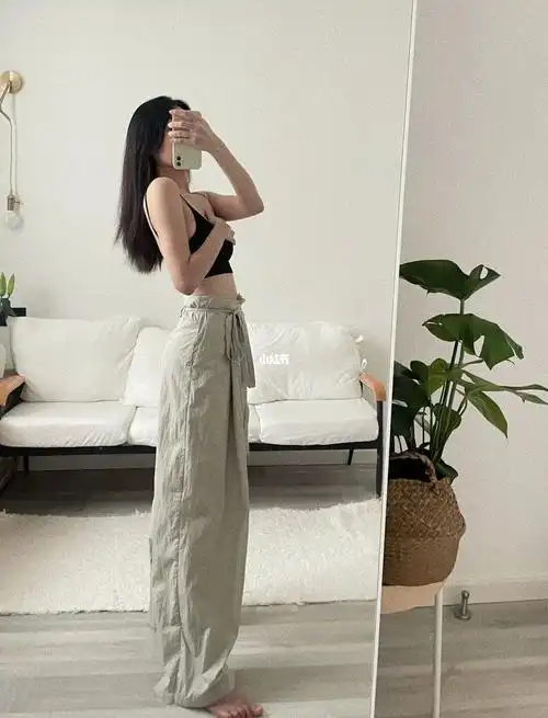 显腿长的灰绿色裤子