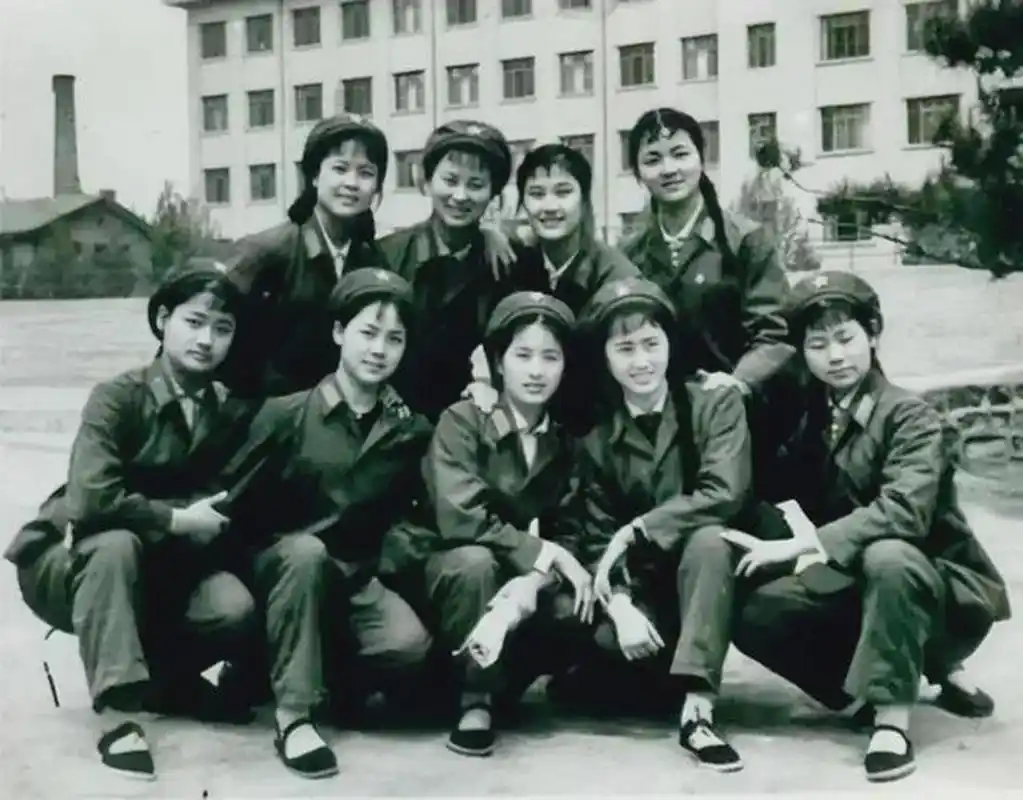 七十年代,一群女兵在操练场上留下合影.