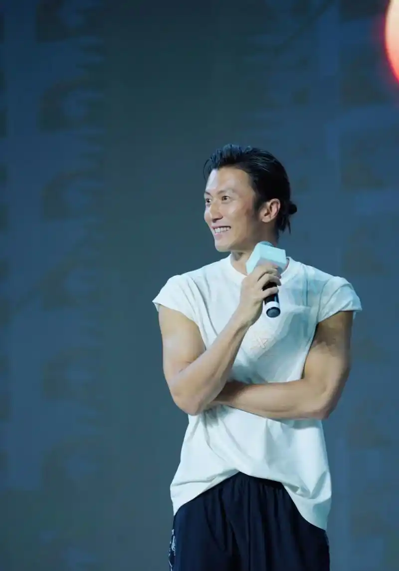 偶遇谢霆锋,本人真的好帅,超级年轻,有肌肉有腹肌,肤色健康,就是个子