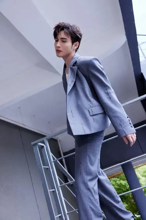 张彬彬西装男大反手投篮