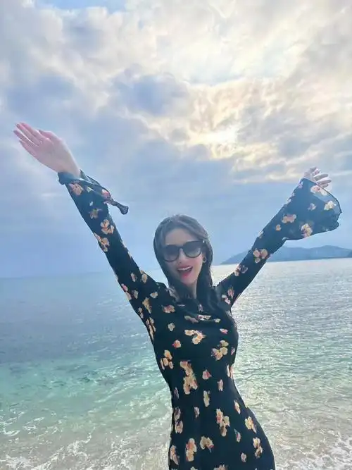 张馨予婚后6年太幸福了吧穿毛毛外套雪地游玩好像18岁少女啊