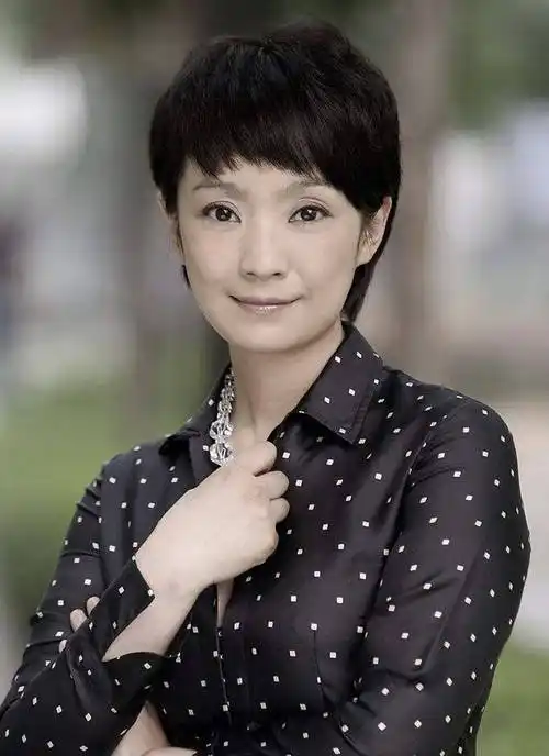 张嘉译带全家外出度假,妻子王海燕低调随行,9岁女儿大长腿抢镜_张译心