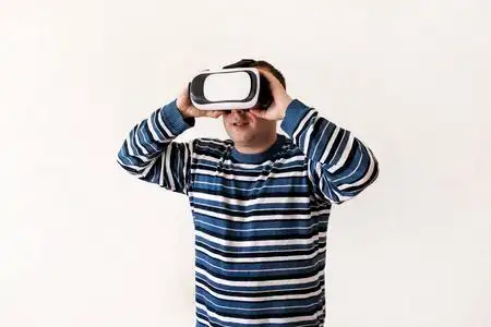 男子穿着和玩手机游戏应用程序在设备虚拟现实玻璃上的白色背景.